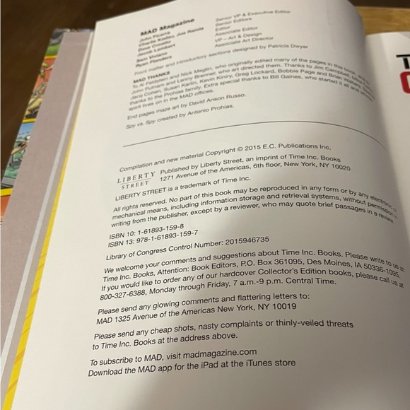 2015 MAD Magazine's iconic Spy vs Spy comic strip--now in full color! Hardback - Picture 6 of 11